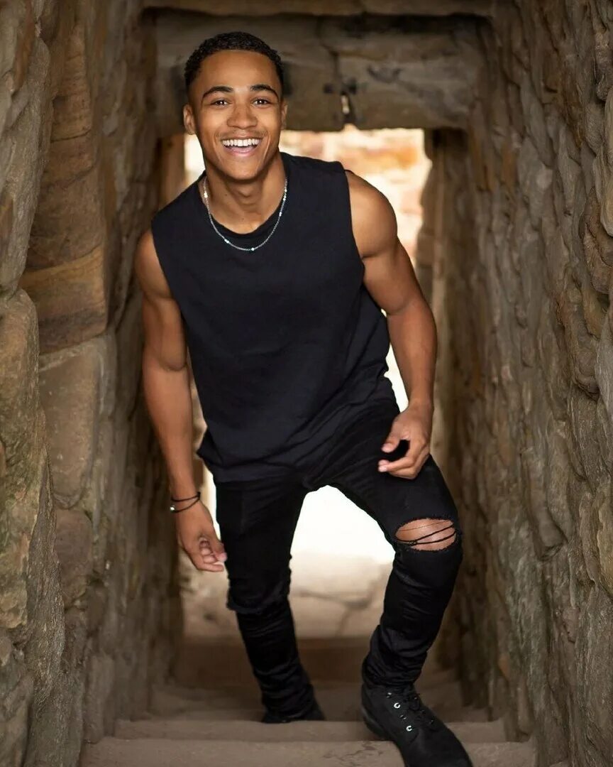 дженсен эклз. генри кавилл бицепс. скала джонсон. хью джекман в хорошем качестве. дуэйн джонсон.