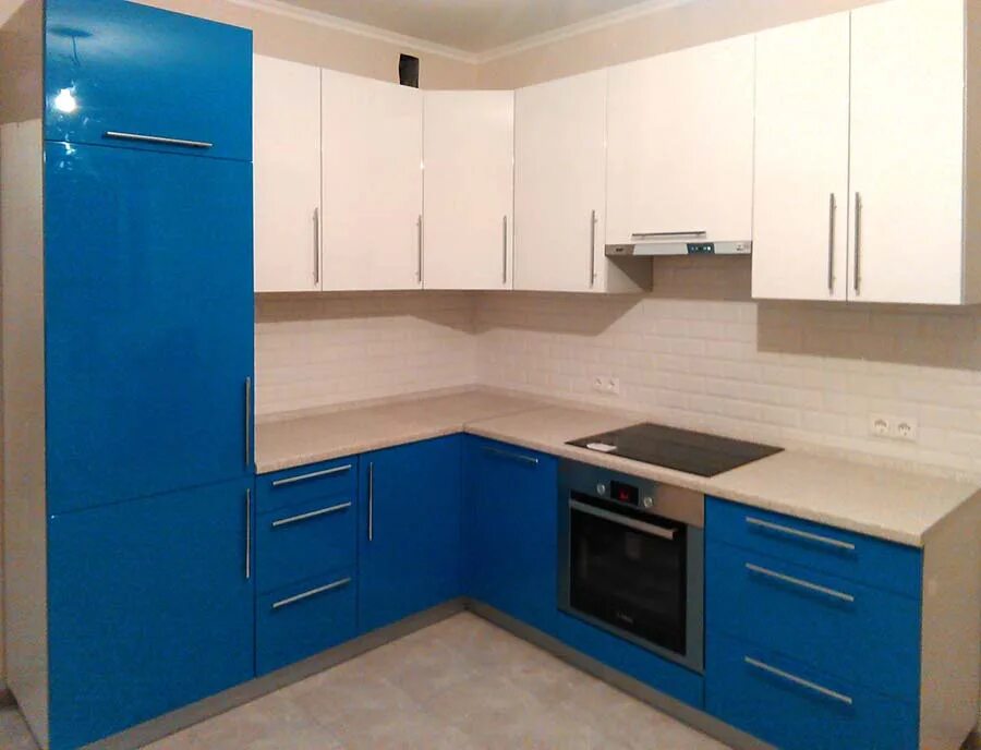 Белый верх голубой низ. Кухня угловая голубая. Кухня белый верх голубой низ. Кухонный гарнитур синий с белым. Угловая кухня с голубыми фасадами.