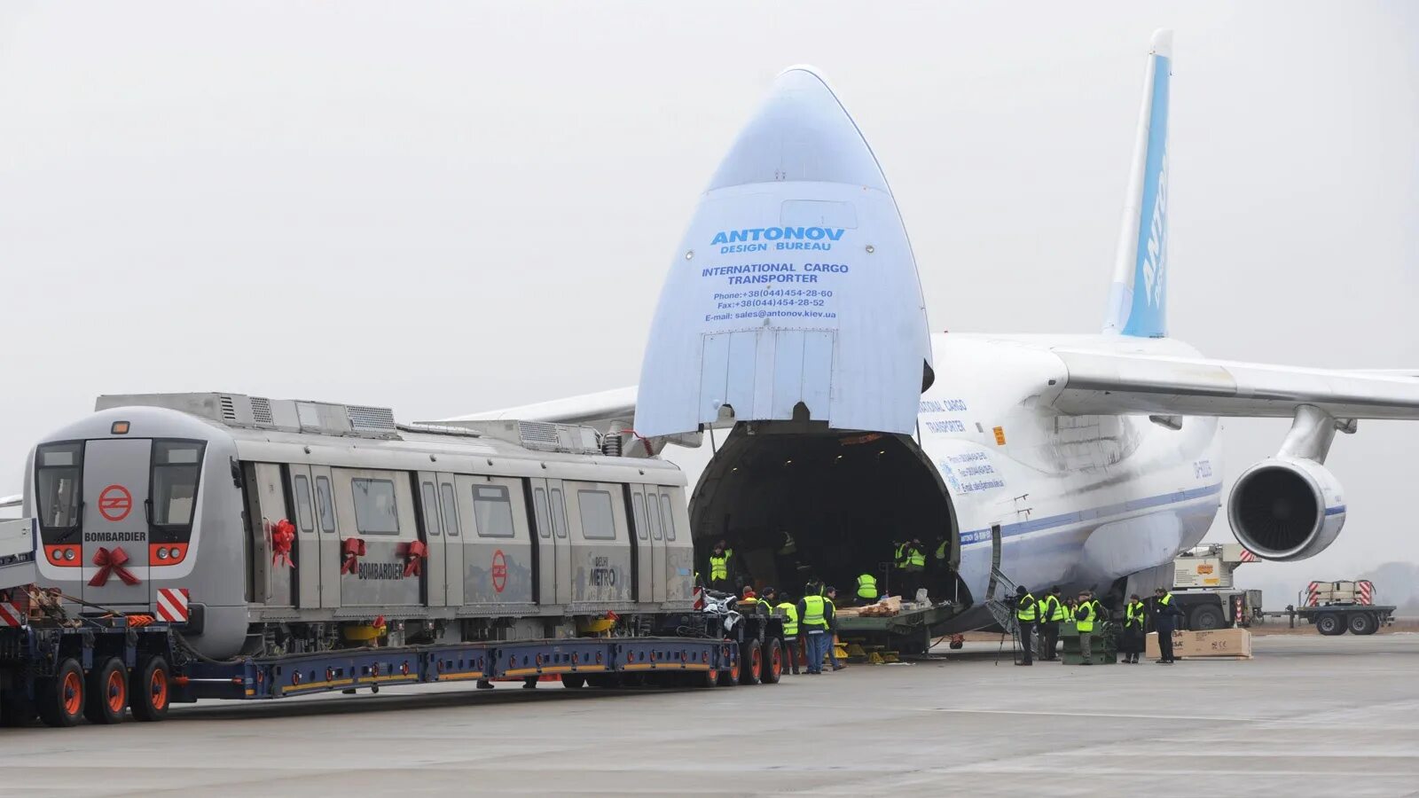 Перевозящий людей самолет. АН-124 Мрия.