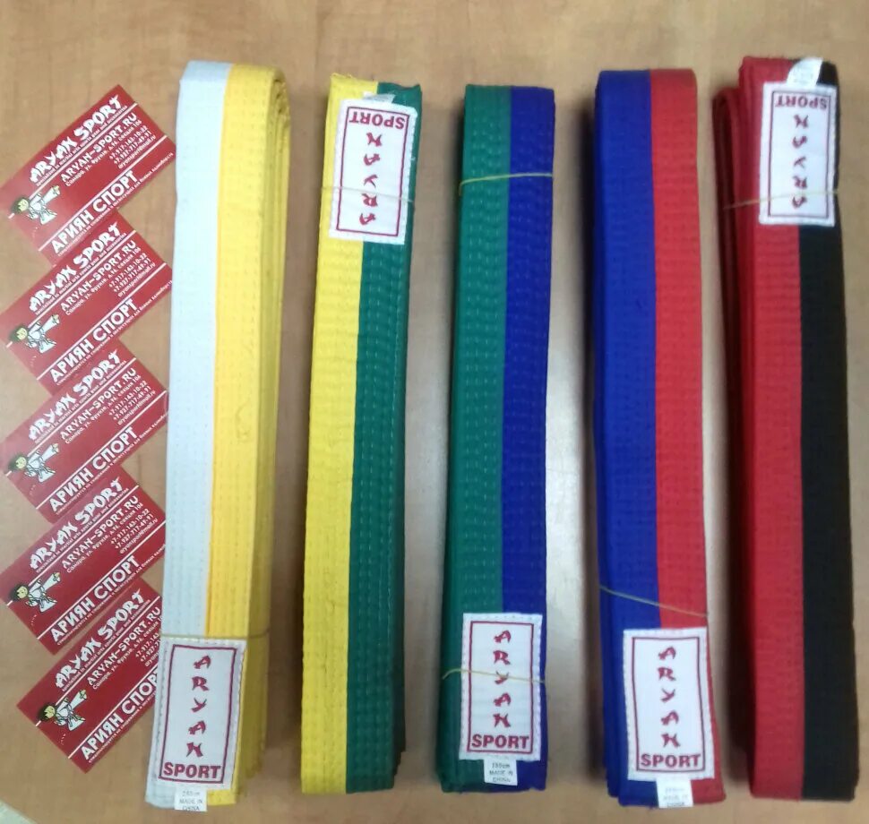 красный пояс тхэквондо. красный пояс по тхэквондо. красно синий пояс тхэквондо. пояса тхэквондо втф. пояса в тхэквондо итф.