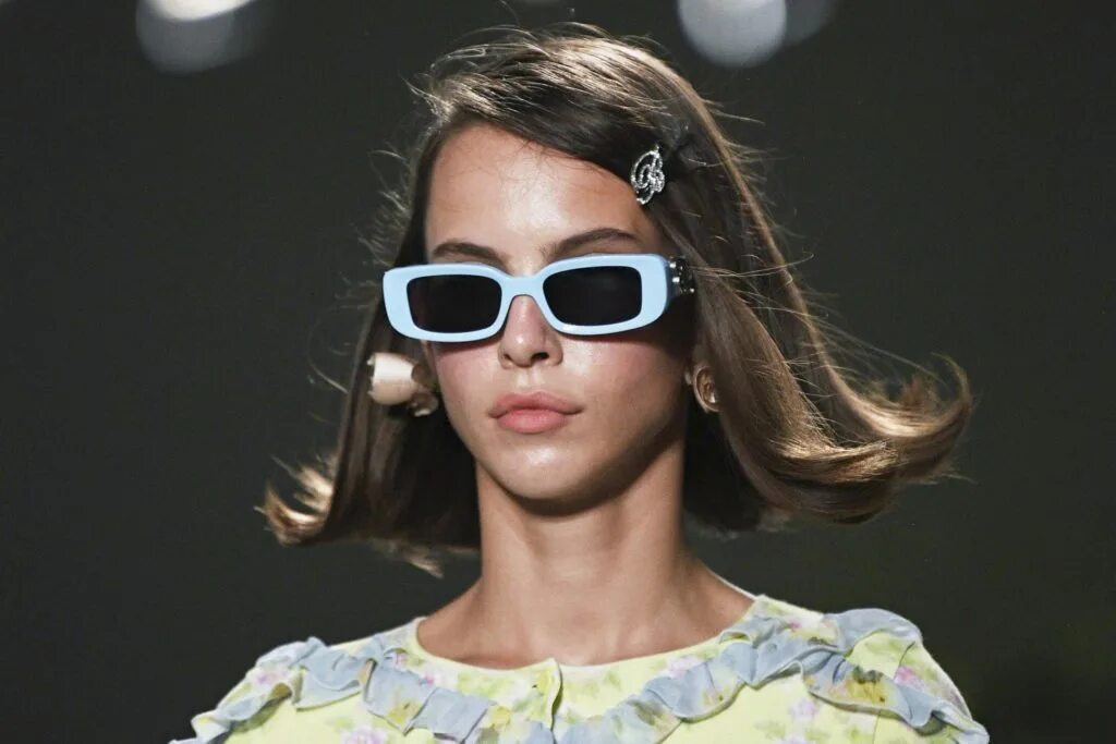 Какие солнцезащитные очки сейчас в моде. Blumarine 2025 оправа. очки 2025 тренды. очки 2025 тренды. blumarine sunglasses 2025.