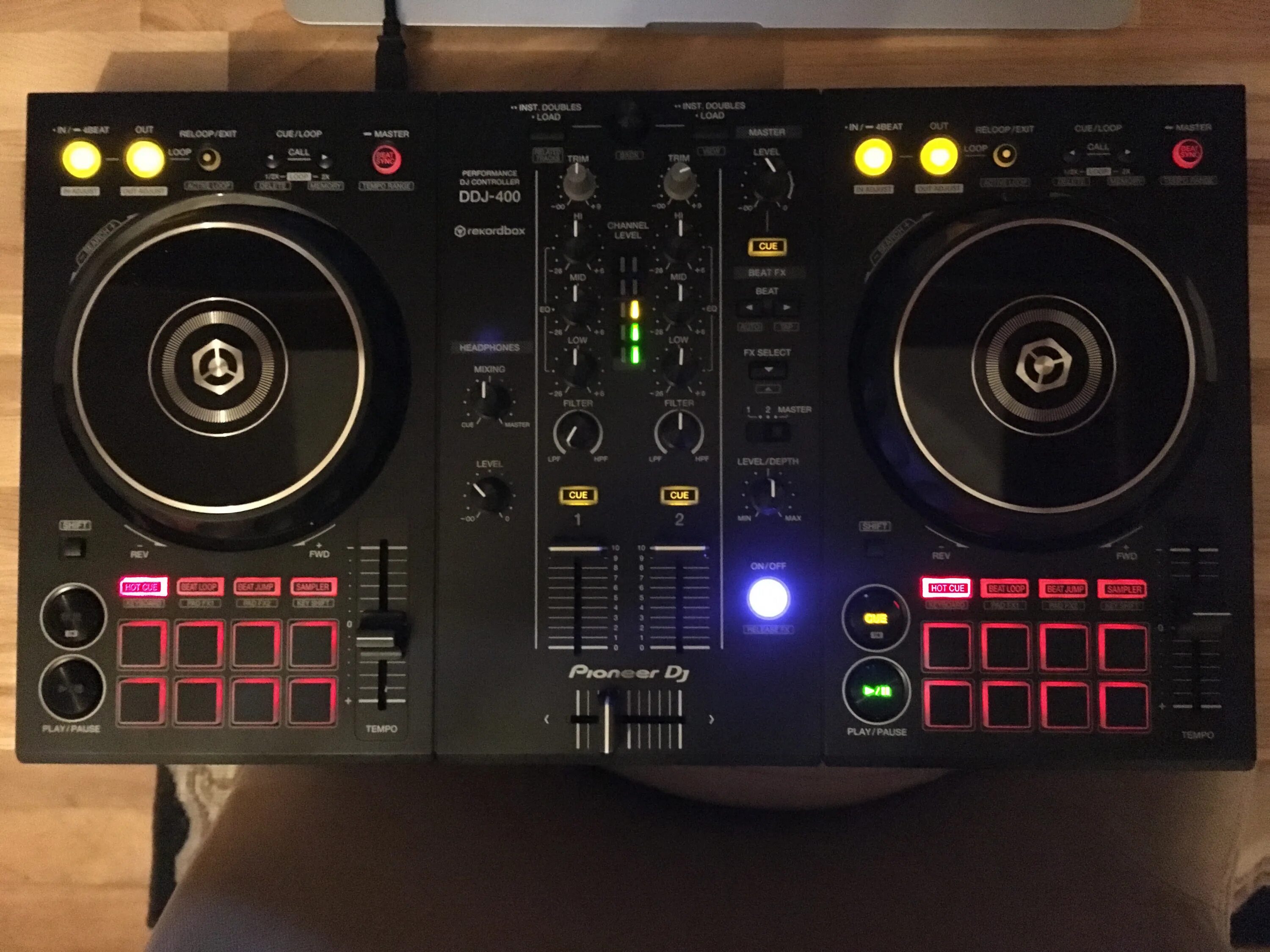 Pioneer dj 400 купить. DJ Pioneer DDJ-400. DJ Controller Pioneer DDJ 400. Пульт DJ Pioneer 400. DJ контроллер Pioneer DDJ-1000.