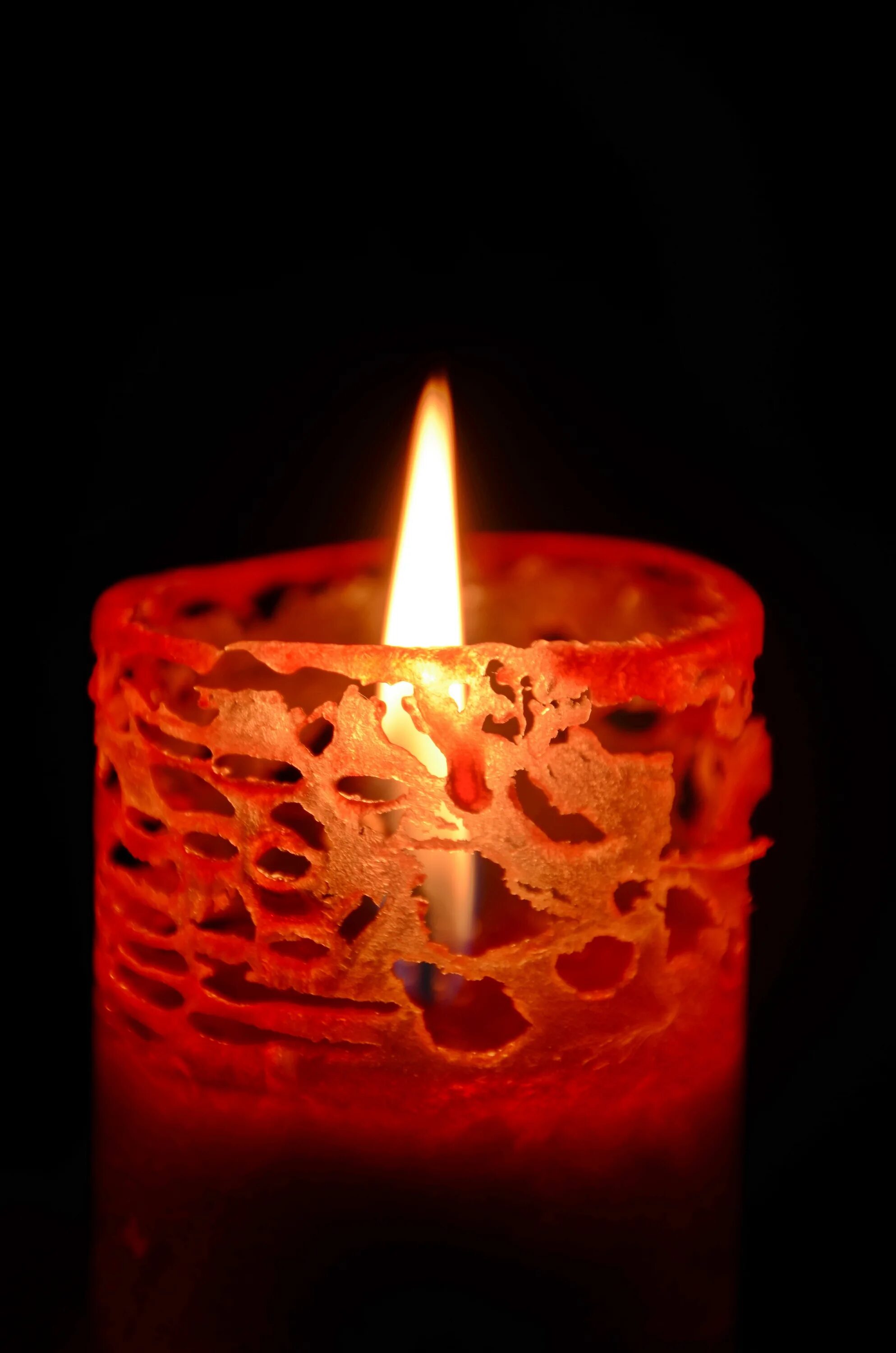 Свеча. Горящие свечки. Красная свеча горит. Огненные свечи. Быстро сгорают свечи