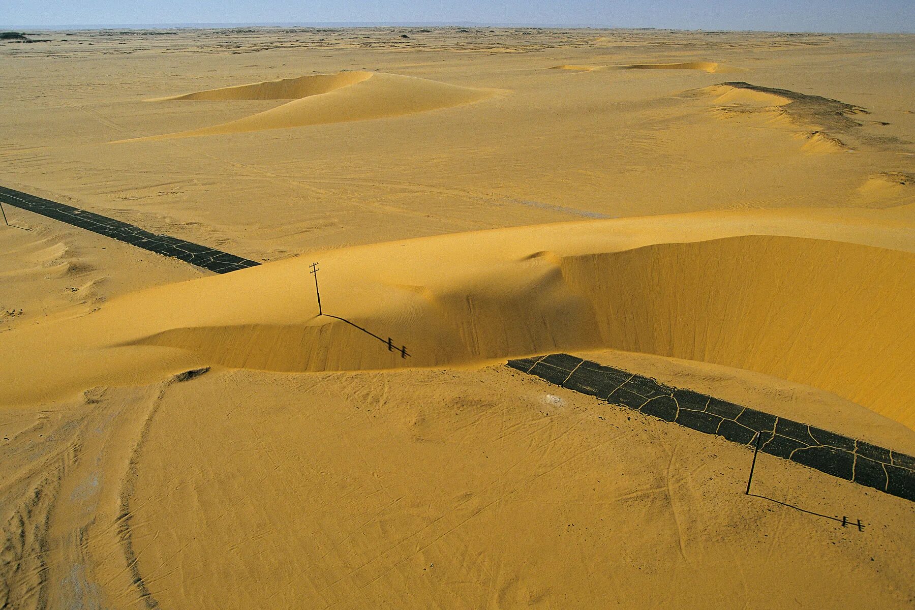 Снежная пустыня такла-макан. Сыпучий песок в пустыне. Постройки из песка. Вечный песок. Самая необычная пустыня.