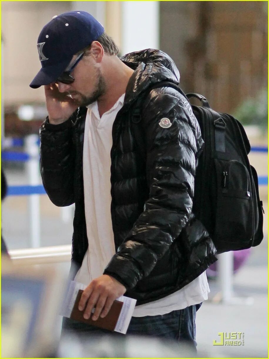 Кожаная куртка и кепка женская. Мужчина в бейсболке. Головной убор к кожаной куртке. Косуха с кепкой. Кепка и капюшон стиль.