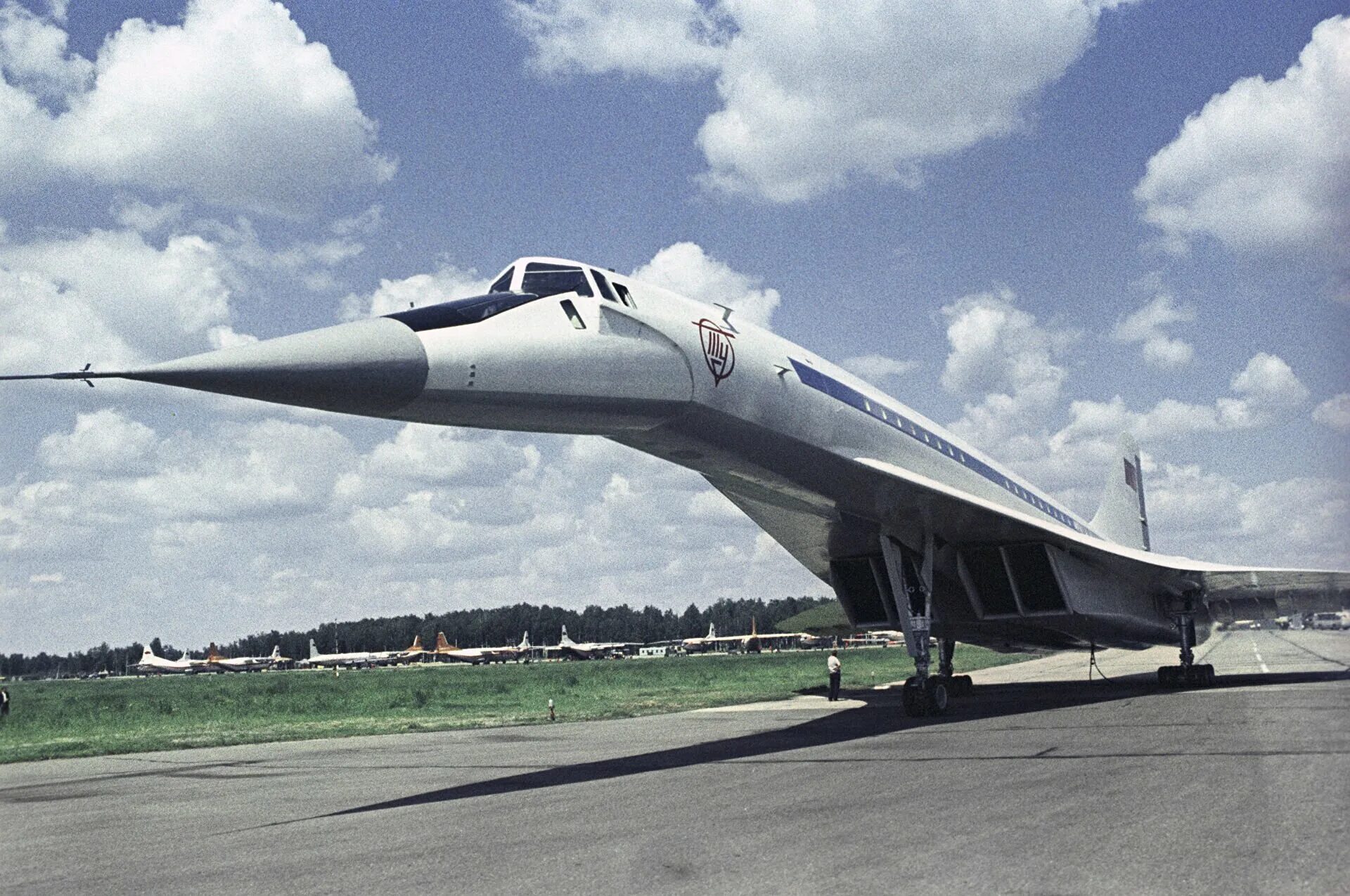 Ту-144 сверхзвуковой самолёт. Ту 144 и Конкорд. Советский сверхзвуковой пассажирский самолёт ту-144. Ту-144 СССР-68001.