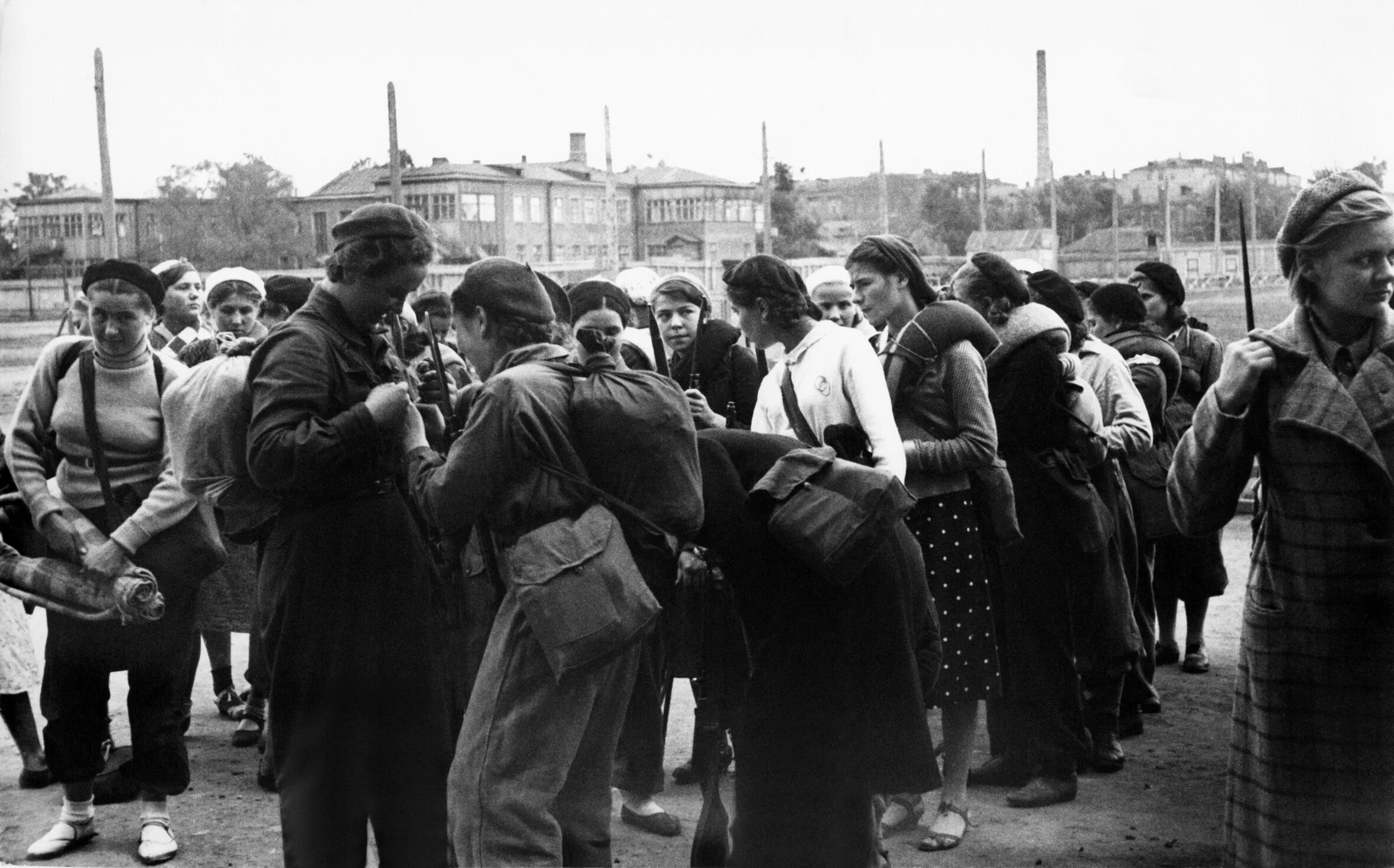 Когда была проведена наиболее массовая мобилизация женщин. Московская паника 1941. Московская паника 16 октября 1941 года. Московское ополчение 1941.
