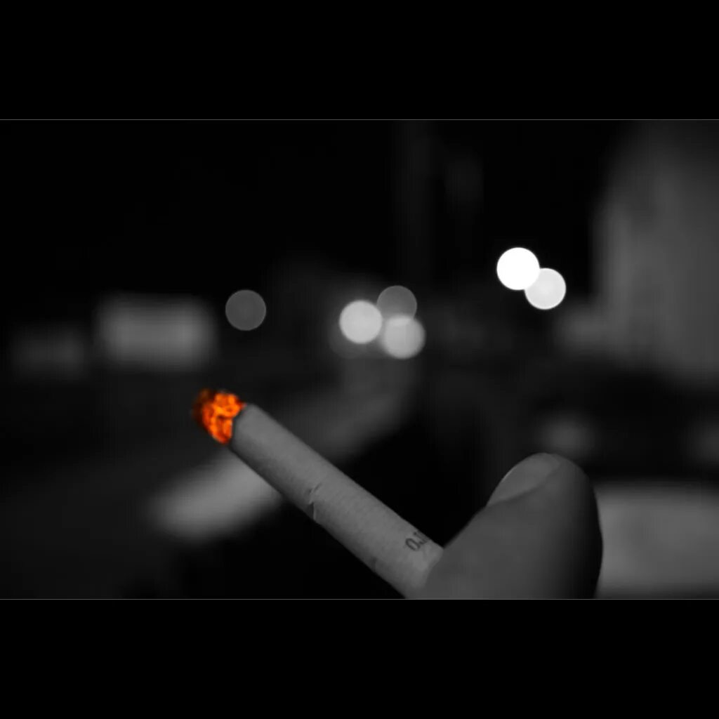 Песня я слышу как сигарета тухнет. Рука с сигаретой. Сигарета в темноте. Сигарета в руке ночью. Горящая сигарета в руке.