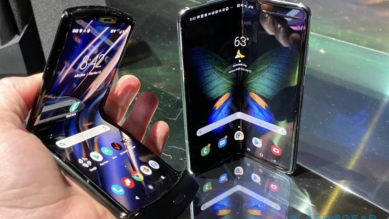 Какой купить galaxy. Motorola RAZR 5g 2021. Motorola RAZR 2022. Motorola RAZR 2019. Motorola RAZR 3 2022.