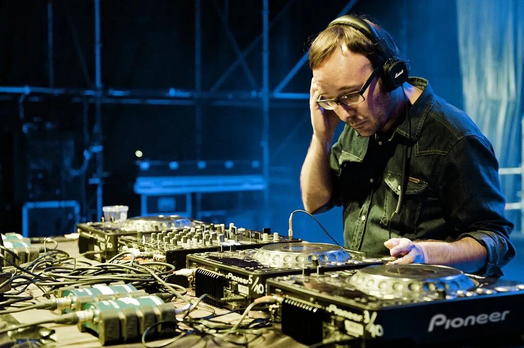 Dj aux 2024. Dj aux 2024. Dj aux 2024. Flux pavilion фото. Dj 2024.