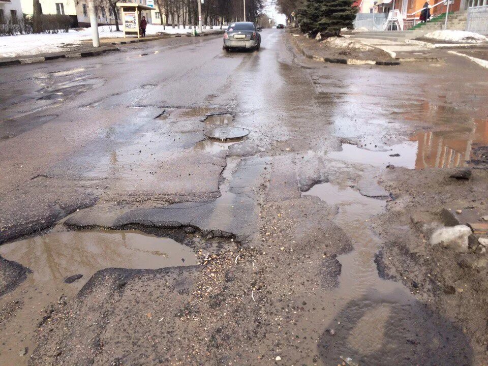 ямы город дорога. колдобины на дорогах. яма на дороге куда обращаться. плохие дороги в москве. ямы во дворе.