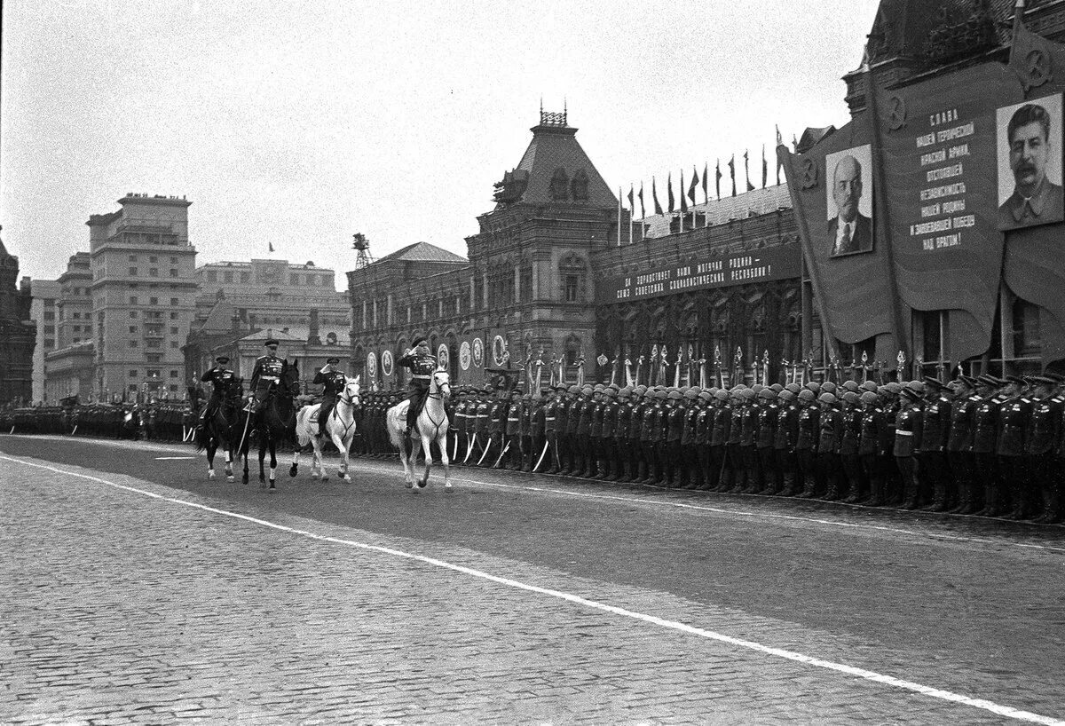 Первые парады победы. 24 Июня 1945 года в Москве состоялся парад Победы. Парад 24 июня 1945 года в Москве на красной площади. Парад Победы в Москве 1945 Жуков. Парад Победы 1945г на красной площади.