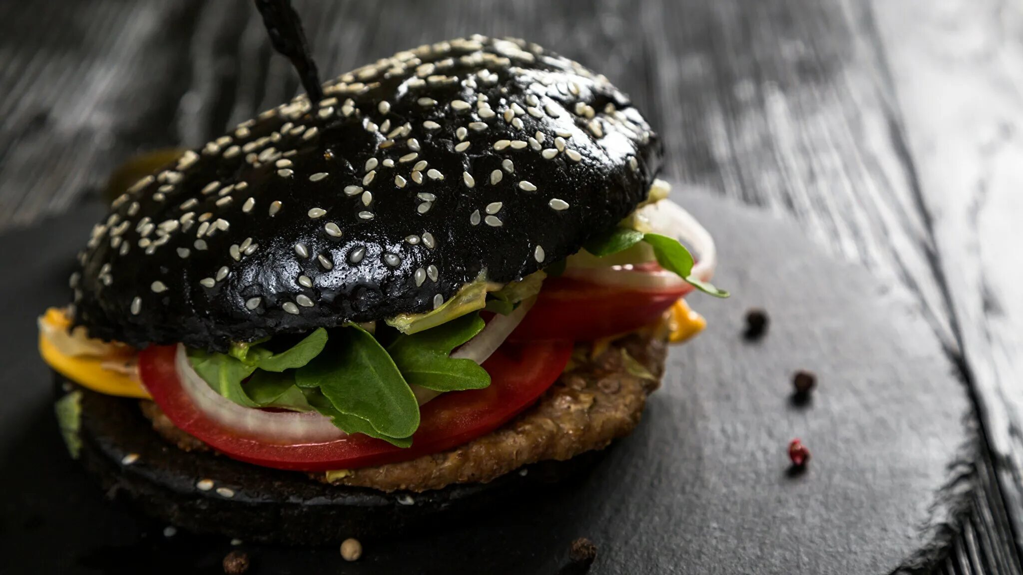 Бургер с черной булкой. Бутерброды с черной икрой. Канапе с паюсной икрой. Канапе с икрой и севрюгой. Черные бутерброды.