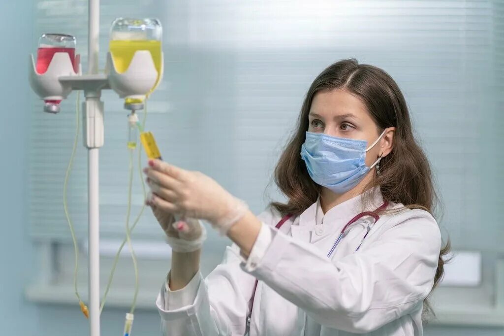медсестра капельницы уколы. система, уколы альметьевск. медицинские услуги капельницы на дому. визитки капельницы на дому. медсестра с капельницей.
