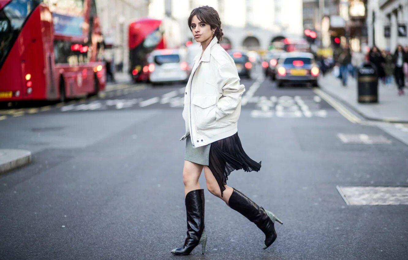 Кожаная юбка с ботфортами. Comtesse monique в сапогах. Осенние сапоги уличная мода 2023. Street boot. Уличный стиль ботфорты.