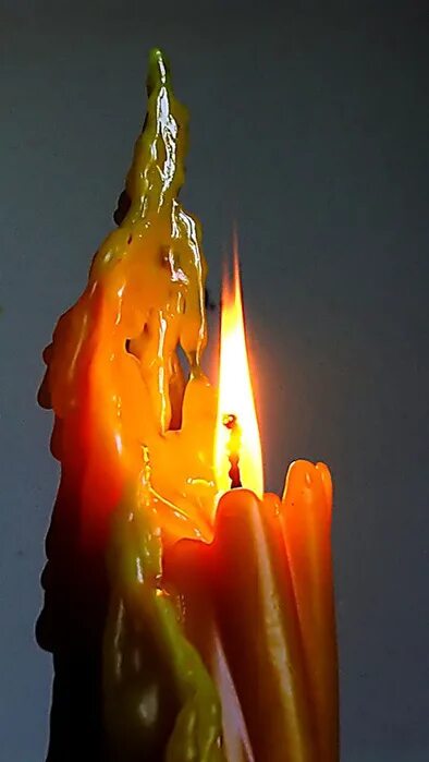 Свеча высокое пламя. В пламени свечи. Пламя церковной свечи. Свеча с высоким пламенем. Сгоревшая свеча.