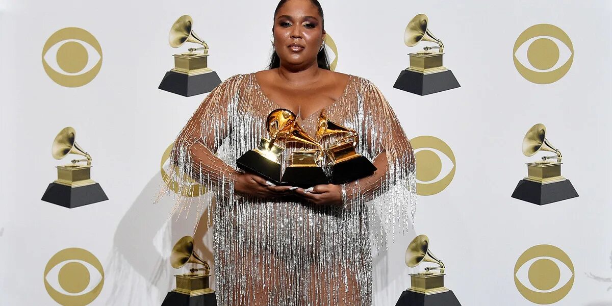 Billie eilish грэмми 2020. Певица 4 статуэтки грэмми 2020. Певица 4 статуэтки грэмми 2020. Билли айлиш на премии грэмми 2020. Billie eilish грэмми.