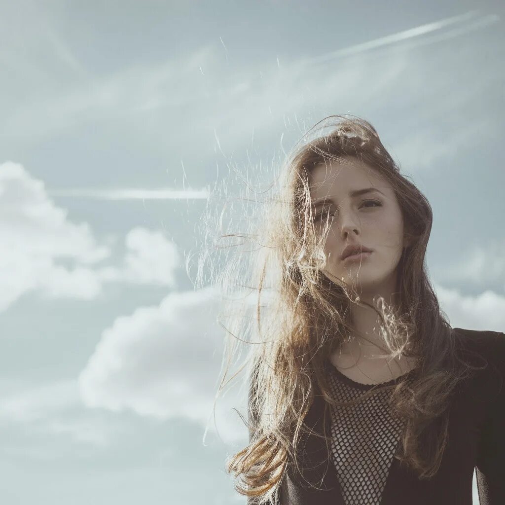 Испанская ветряная мельница. Небо и поле гиф. Ветрогенераторы. Девушка с небом эстетика. Ветер в прерии.