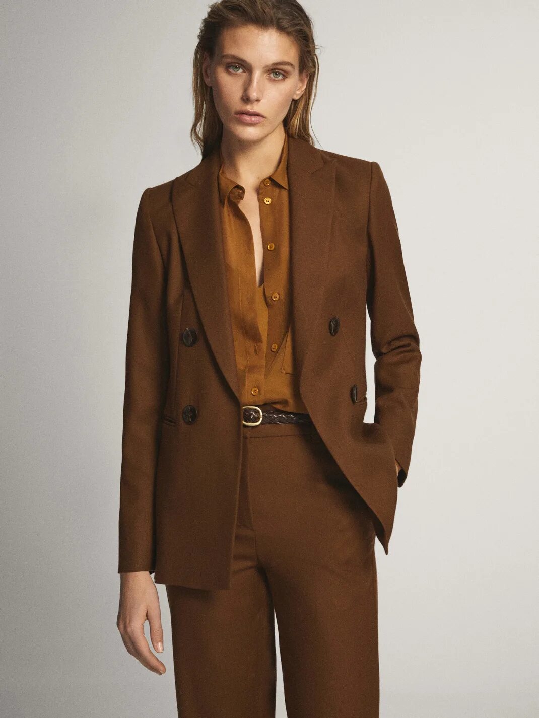 Коричневый костюм женский. Коричневый брючный костюм. Коричневый костюм тройка женский. Деловой костюм женский брючный коричневый. Коричневый костюм классика женский.