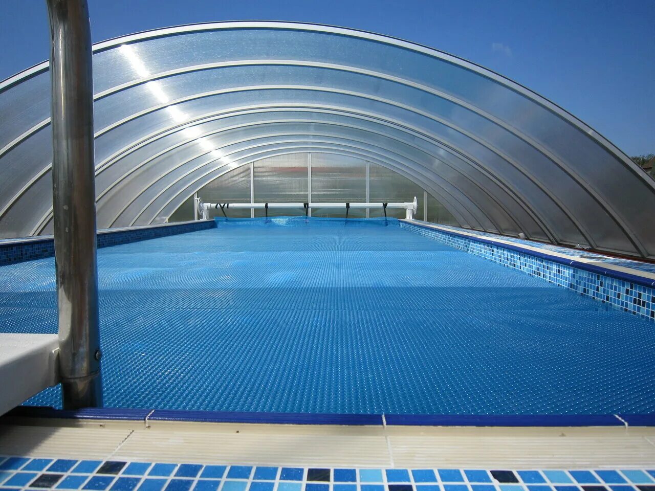 где много бассейнов. современный бассейн. крытый бассейн с подогревом. самый глубокий бассейн в мире. холодный бассейн.