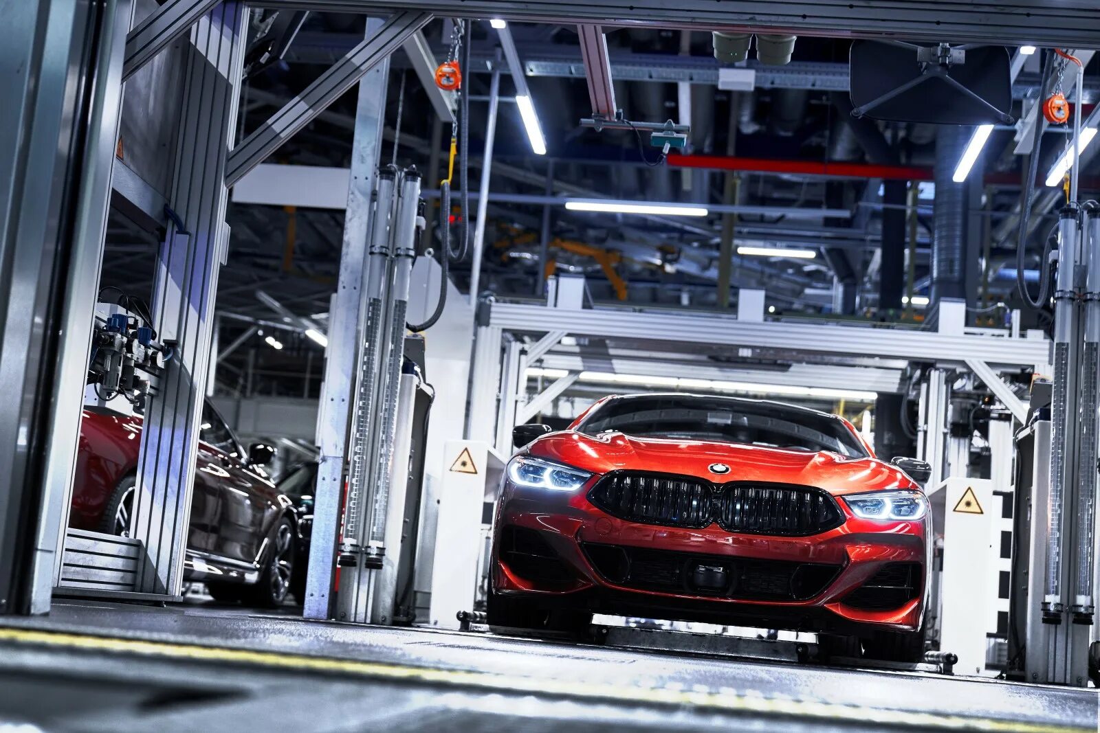 Где производятся машины. Дингольфинг Германия завод BMW. Конвейер БМВ. Производственная линия BMW i7. Автомобилестроение БМВ.