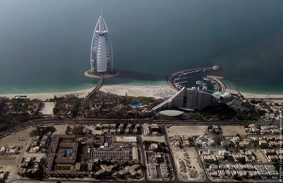 Дубай сверху. Бурдж Аль-араб, Объединенные арабские эмираты. Дубай вид сверху. Дубай со спутника. Дубай с птичьего полета.