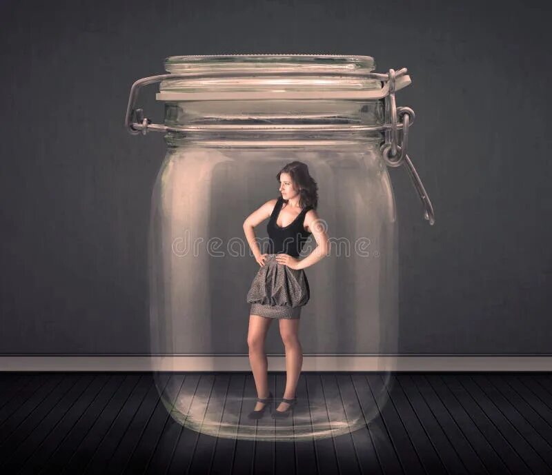 Девушка в стеклянной банке. Девушку закрыли в стеклянном ящике. Девушка в аквариуме с водой. Девушку закрыли в стеклянном ящике. Девушка в стеклянной банке.