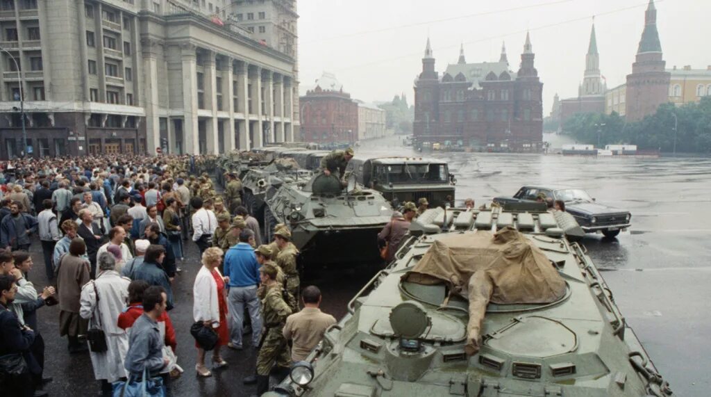 Москва гкчп 1991. Августовский путч ельцин на танке. 1991 год 4 декабря. 1991 год 4 декабря. Манежной площади 1991 август.