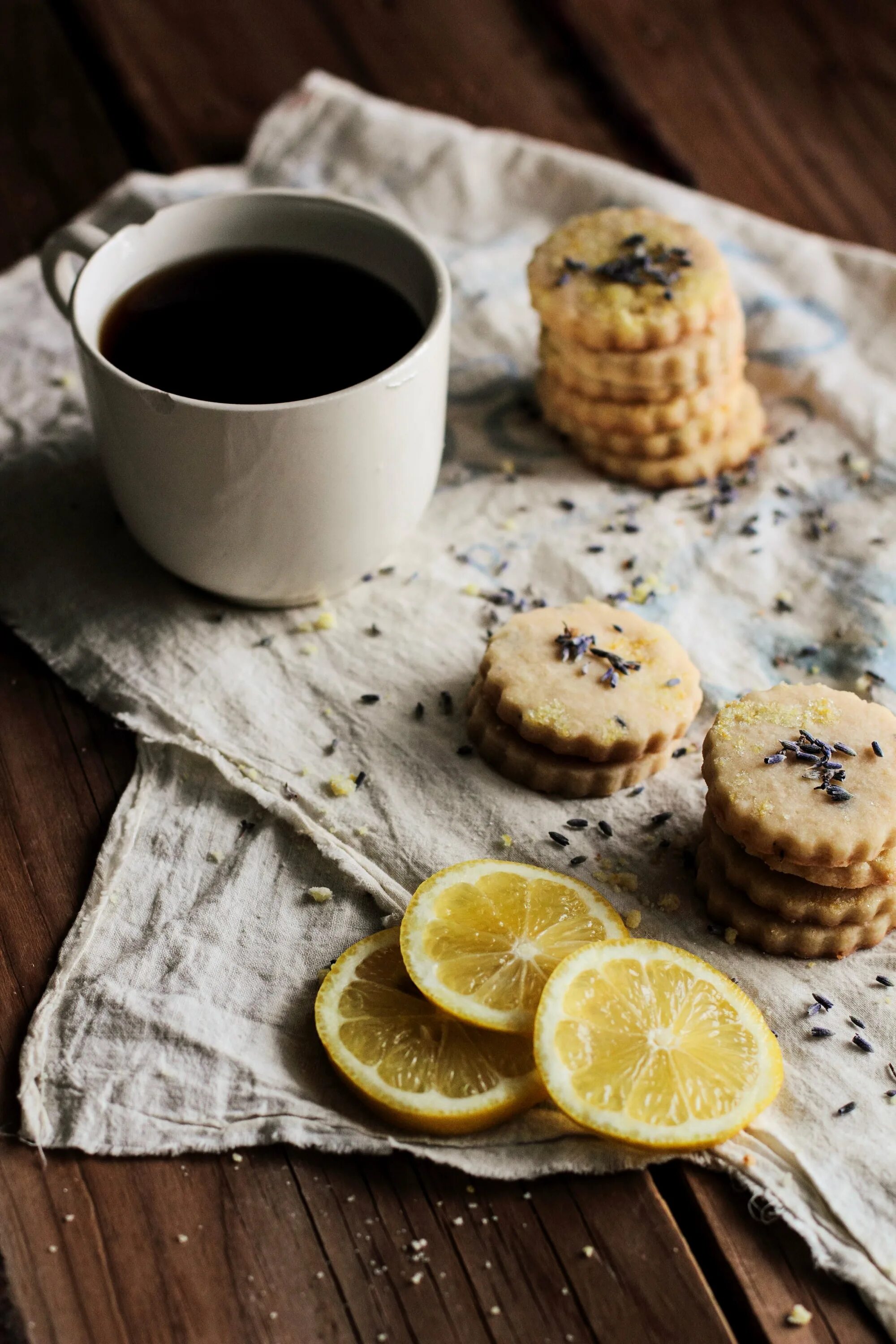 Чай пью с печеньями. Чай с печеньем. Кофе с лимоном. Печенье к кофе. Кружка чая с печеньем.