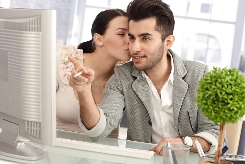 Две студентки мужчины. Девушка флиртует с парнем. Flirt лечение. Flirt лечение. Флирт в баре.