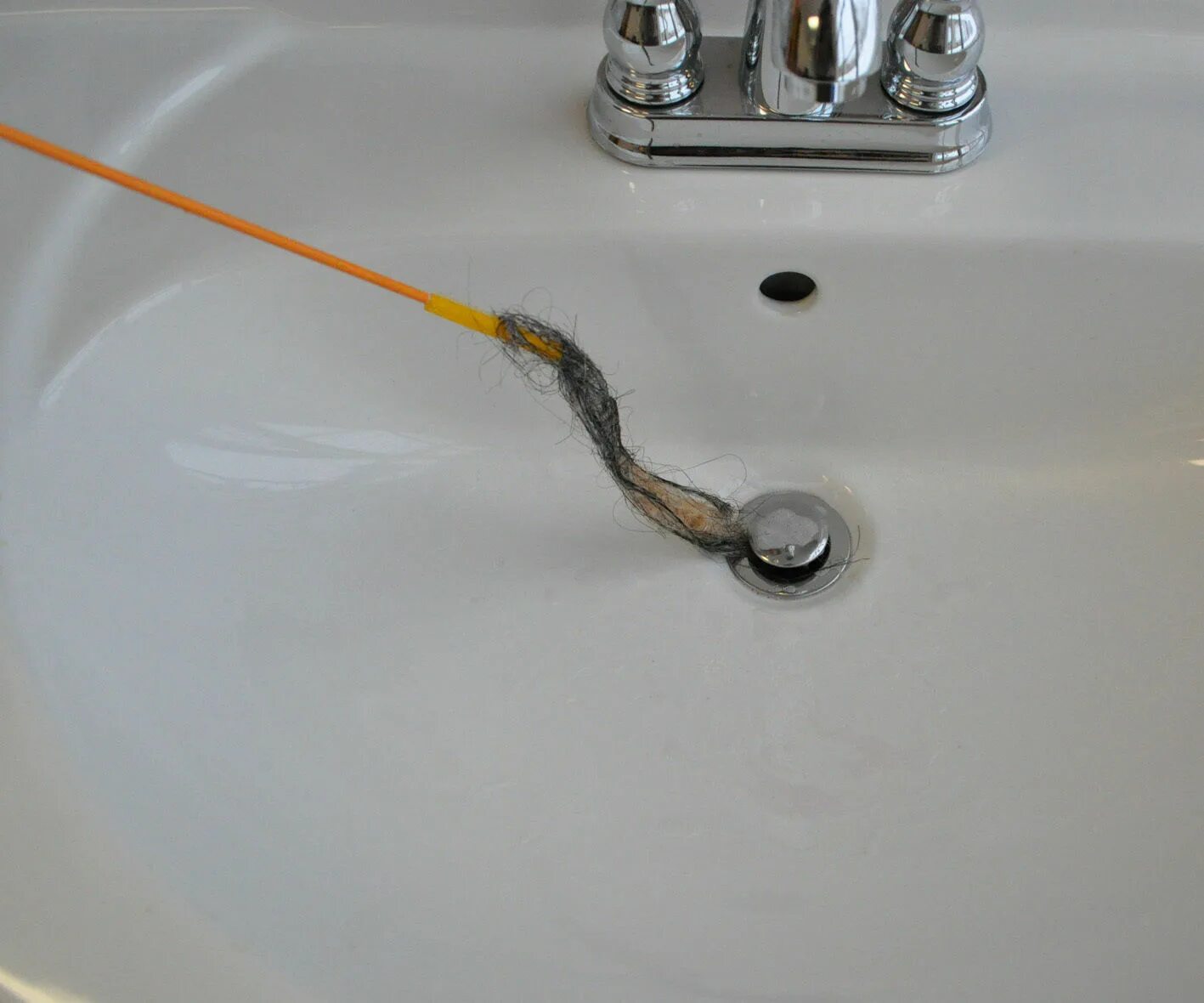Штучка для раковины от засоров. Приспособление от засоров в раковине. Засор в раковине. Очистка слива раковины. Приспособление на раковину.