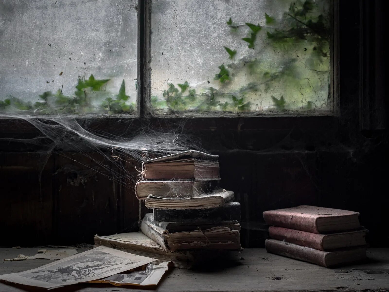 Девушка смахивает пыль. Порядок в доме. Пыль полке. Вытирание пыли со шкафов. Пыль полке.