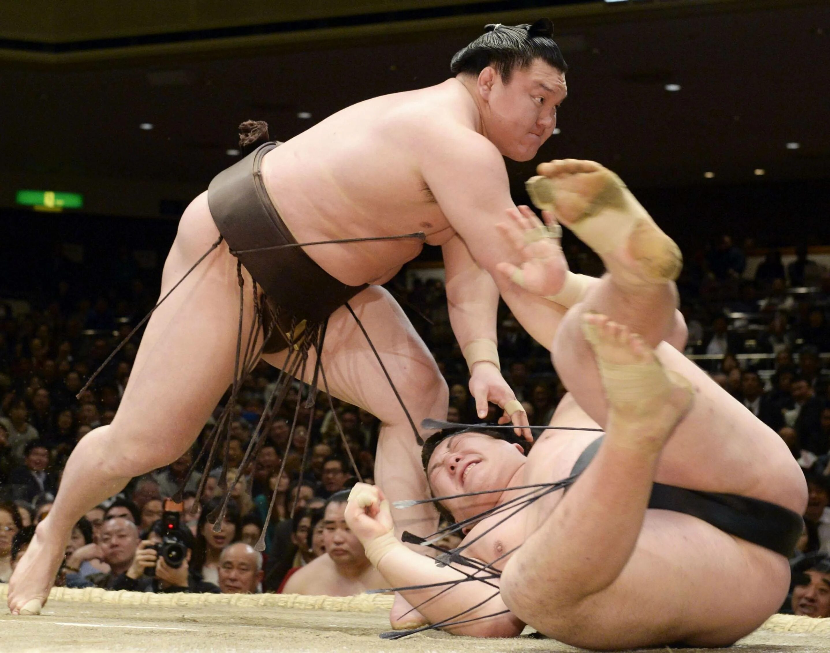 Название борьбы. Борьба тяжеловесов сумо. Битва тяжеловесов сумо.