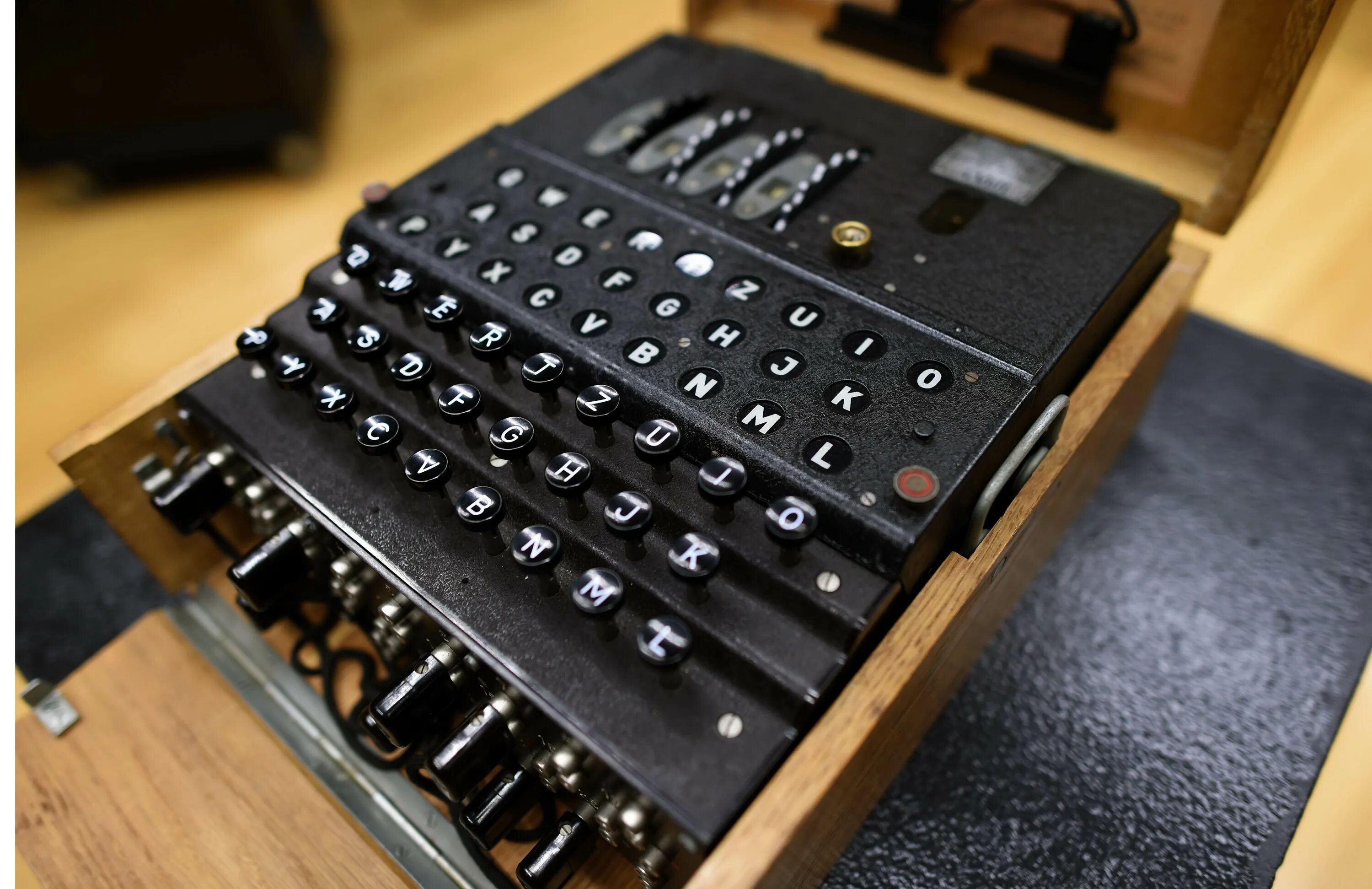 Энигма шифровальная. Enigma машина. Немецкая машина Энигма. Энигма шифр.