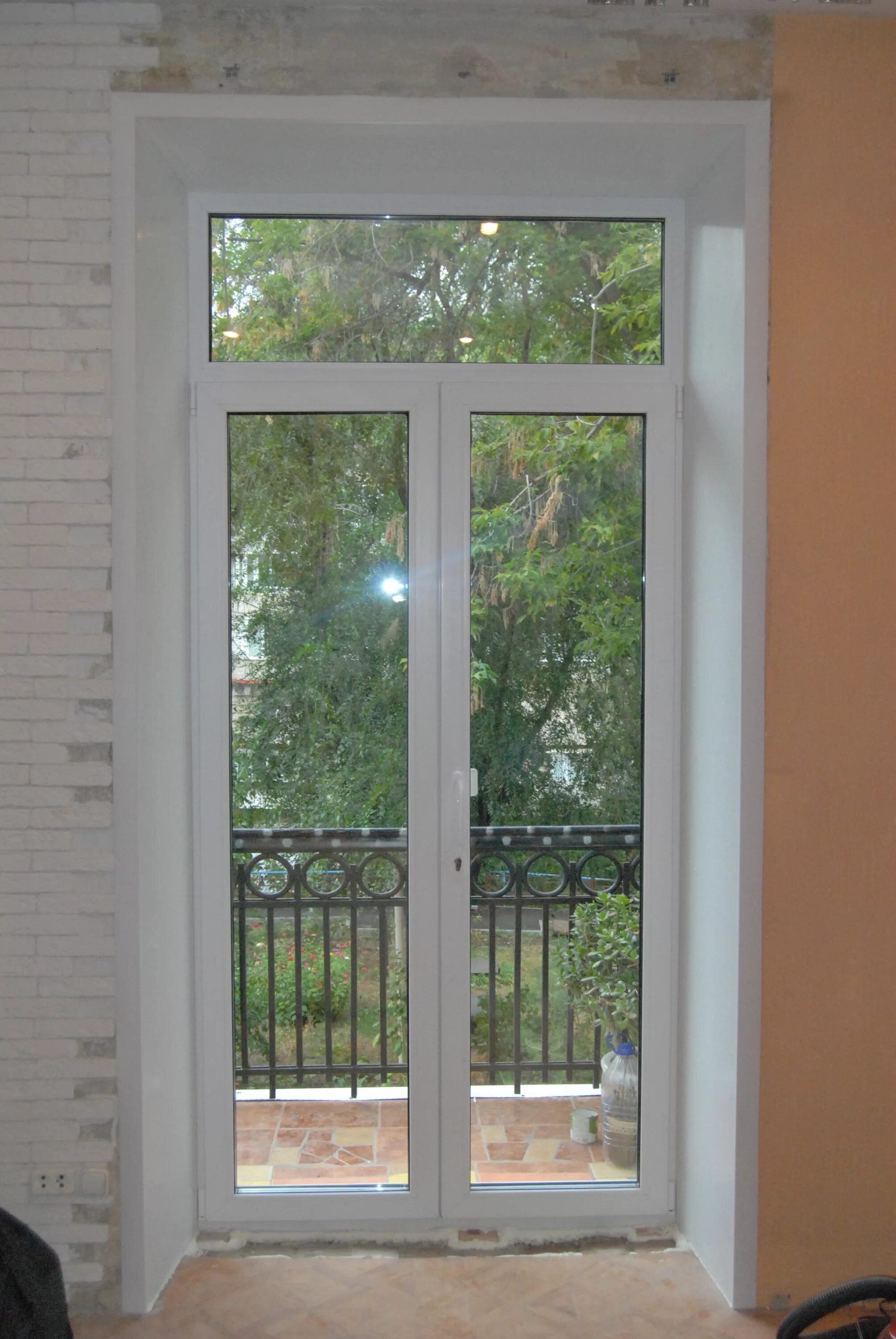 Дверь балконная ПВХ 68x210 см. Двойная балконная дверь
