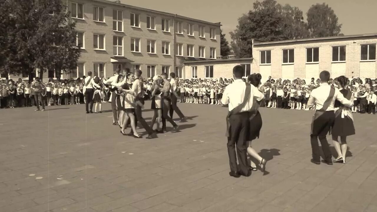 Вальс 41 года. Последний звонок в Советской школе. Школьный вальс 1941. Танец выпускников 1941 год. Выпускного вечера школьный двор в в 1941.