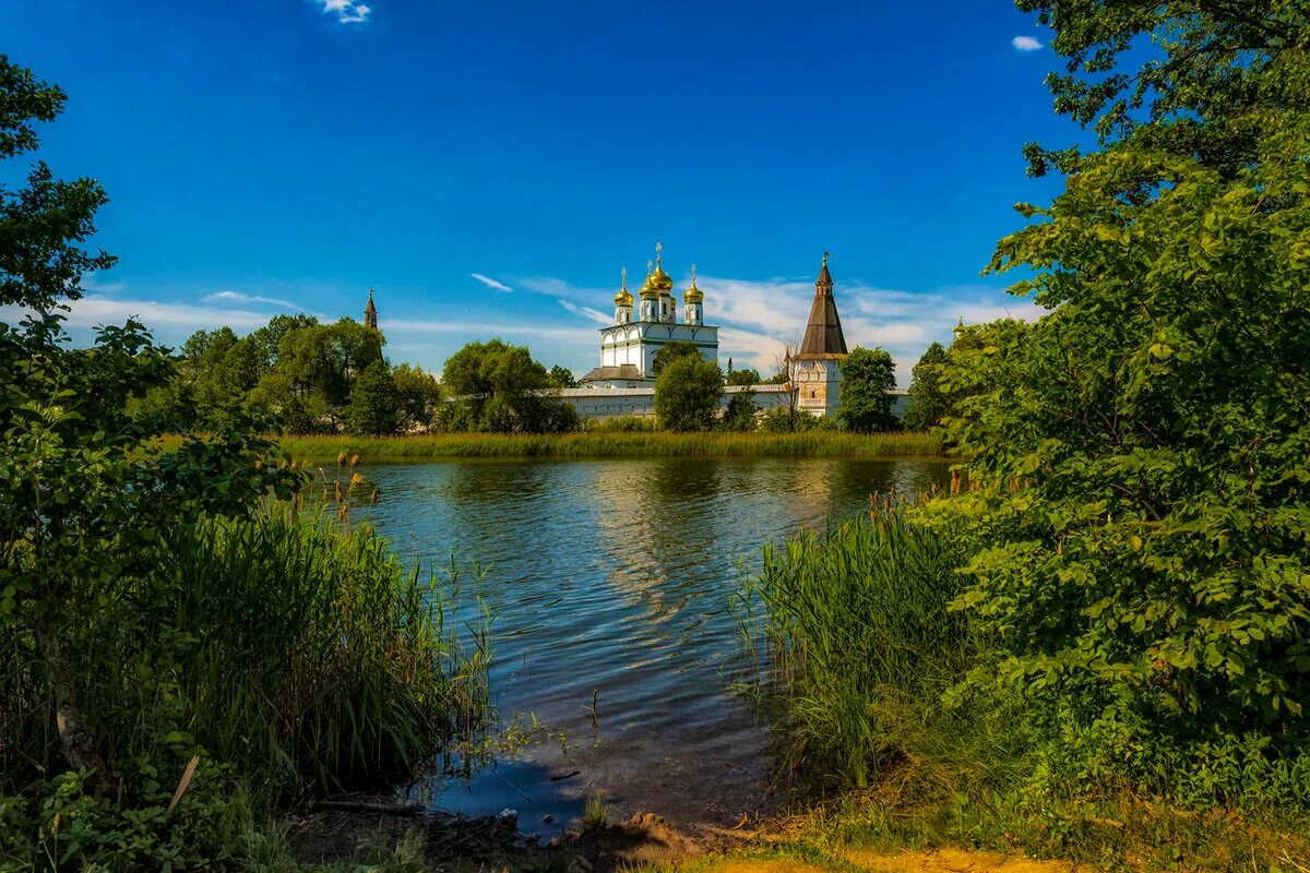 Москва область фотография. Подмосковье Церковь река лето. Храм у речки Сергиев Посад. Церковь с рекой Подмосковье. Подмосковье речка с церквушкой.