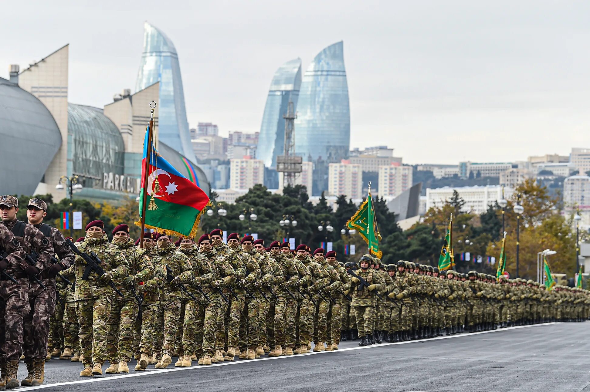 Azeri 2020. Парад азербайджанской армии 2020 в Баку. Азербайджана Карабах Шуша парад Победы 2020. Армия Азербайджана 2021. Zəfər армия Азербайджан парад.