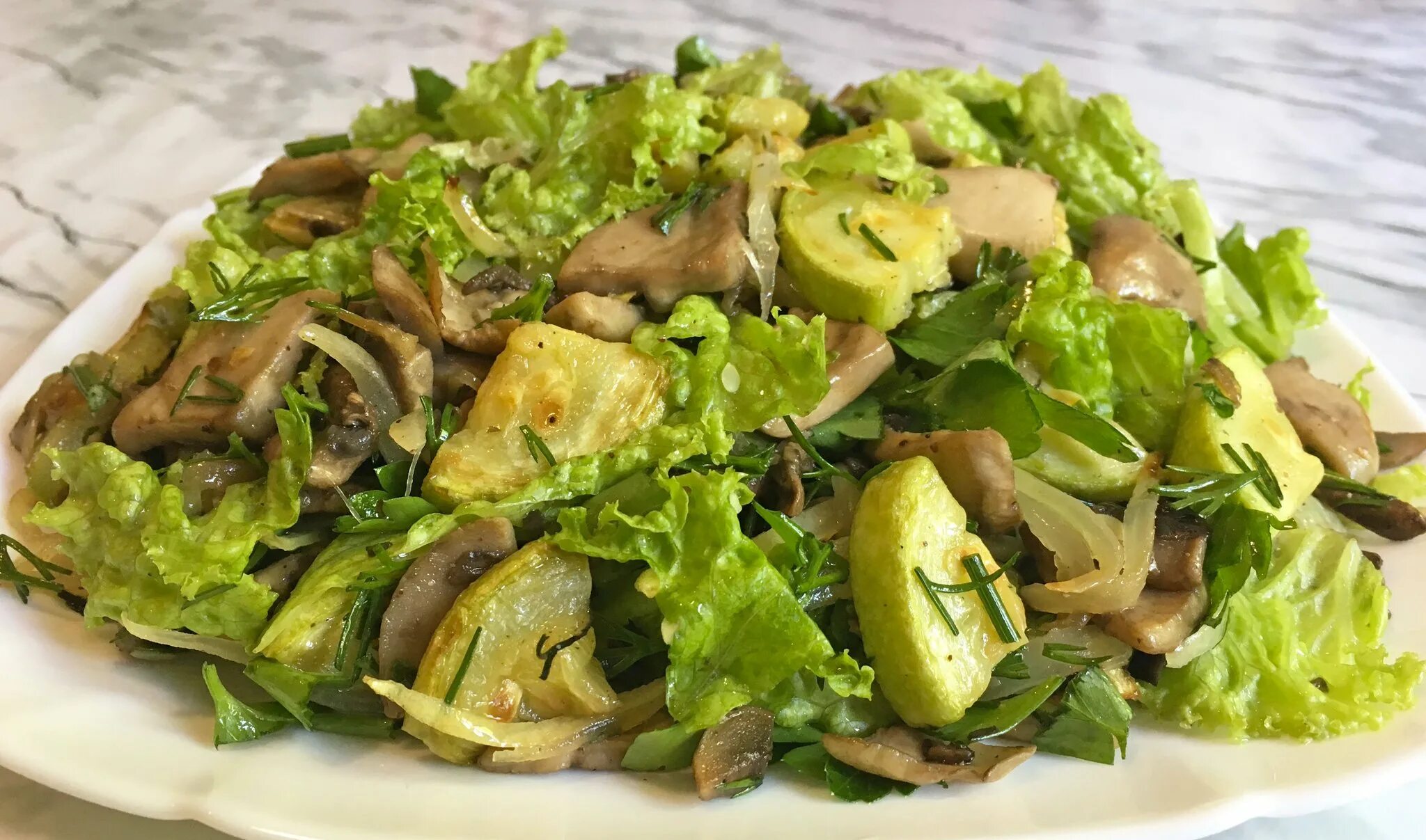 салат из цукини по-корейски. салат из кабачков свежих. салат из кабачка. цукини слайсами. салат с огурцами.