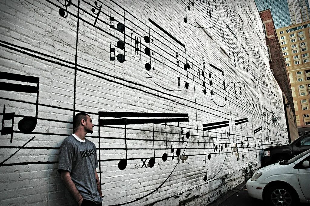 Кто поет песню стена. Музыкальная стена. Стена музыканта. Музыкальное граффити. Музыкальная стена на улице.