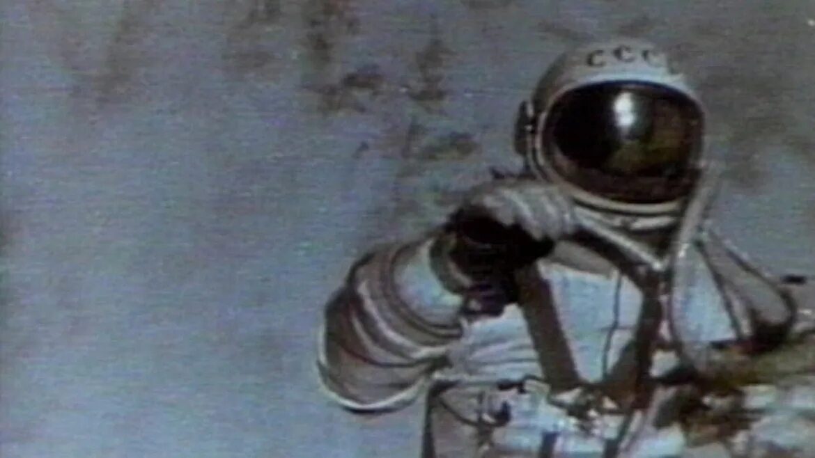 Фото леонова в космосе. Леонов выход в открытый космос.