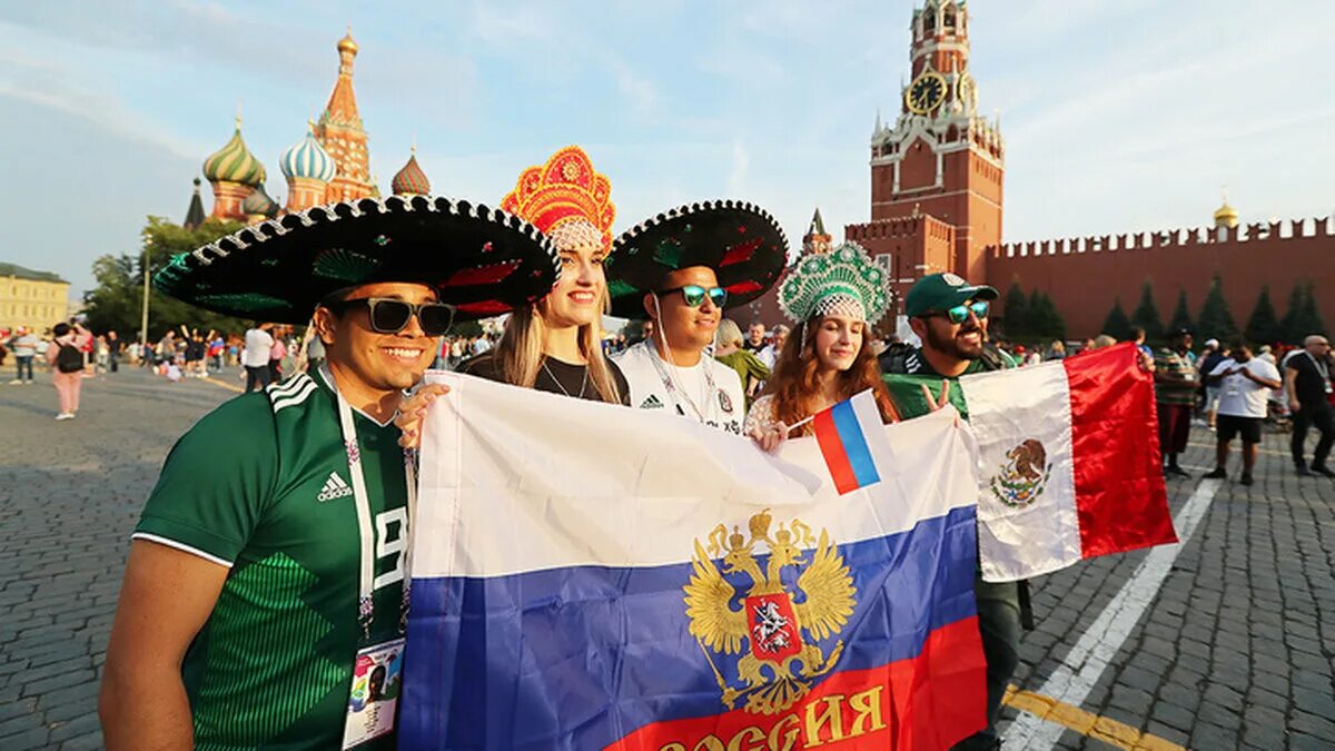 Все любят россию. Мексиканцы в Москве. Мексиканцы в России. Мексиканцы и русские. Мексика и Россия Дружба.