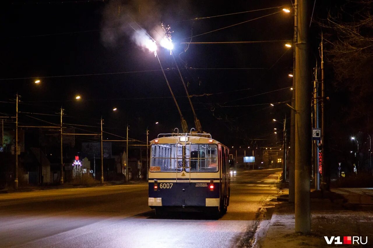 Троллейбус в Кировском районе Волгограда. Ночной троллейбус Волгоград. Волгоградский троллейбус депо номер 1. Троллейбус ночью.