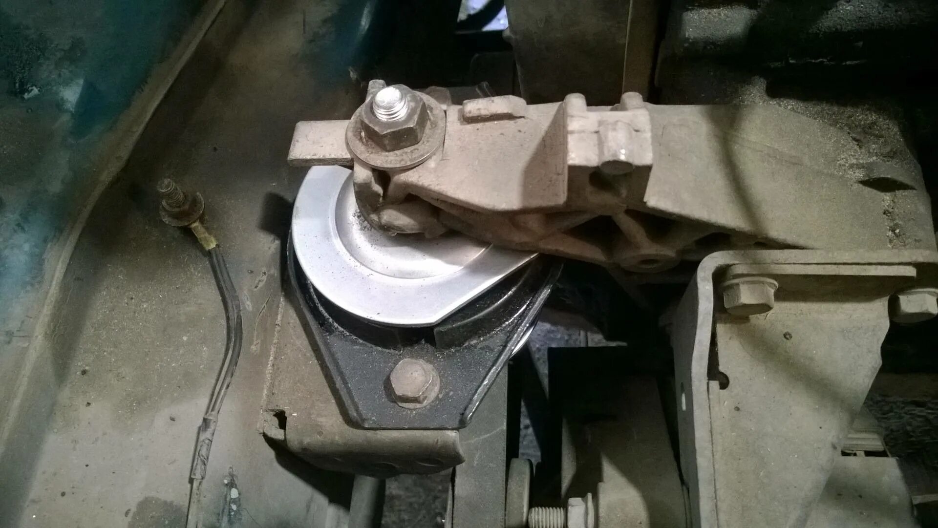 Подушка двигателя ваз 2110. Замена подушек ваз 2110. Замена подушек ваз 2110. Опора подушки двигателя ваз 2110. Дополнительная опора кпп ваз 2110.