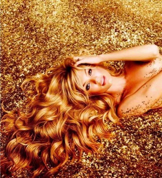 Золотые волосы купить. Девушка с золотыми волосами. Золотистые волосы. Девушка с золотистыми волосами. Блондинка с золотыми волосами.