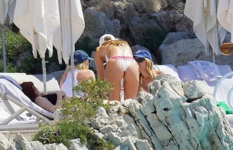 24-летняя американская модель София Ричи (Sofia Richie) отдыхает в сексуаль...