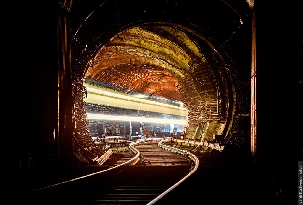 Перед входом в тоннель пассажирского поезда. Тоннель метро. Поезд в тоннеле. Поезд в тоннеле метро. Железнодорожный тоннель.