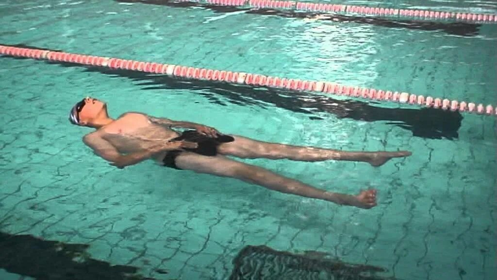 Лежание на воде в бассейне. Лечебное плавание на спине. Занятия в бассейне для спины. Лечебное плавание в бассейне.