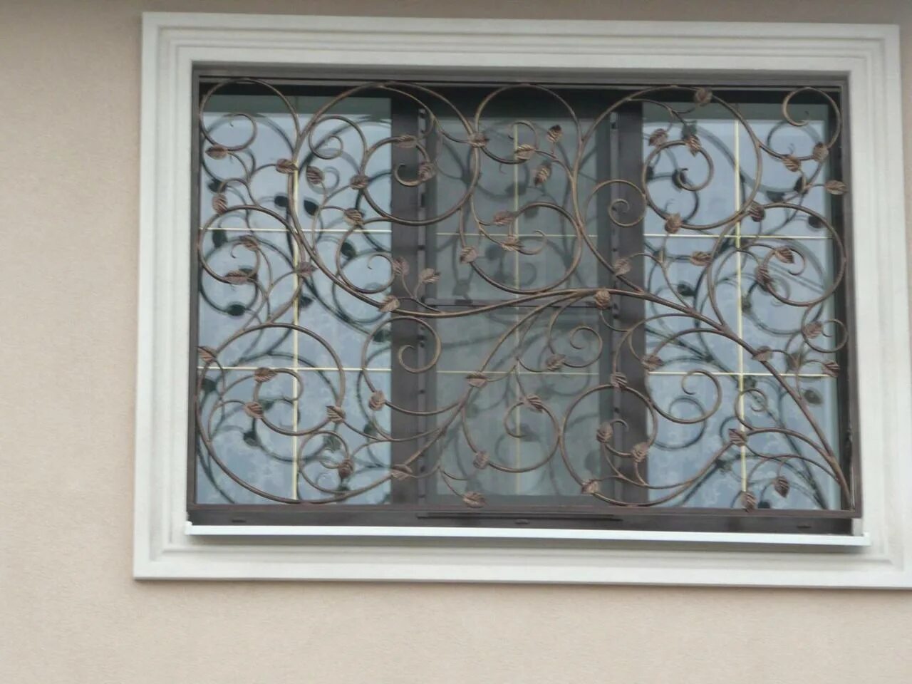 Решетки на окнах цена москва. Кованые решетки Нейбута 10а. Красивые решетки на окна. Декоративная оконная решетка.