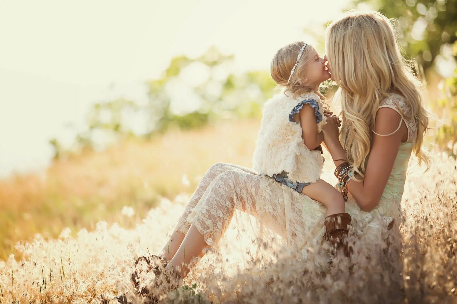 Молодая мама блондинка. Мама и дочка. Фотосессия мама и дочка. Красивая мама с ребенком. Мама с дочкой нежность.